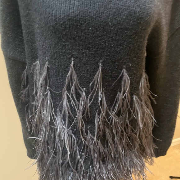 Very unique sweater in gray with ostrich feathers - Picture 4 of 7